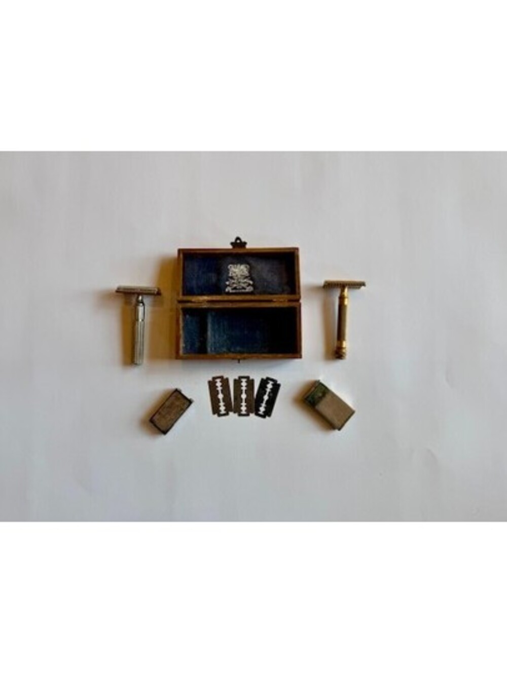 Gillette Shaving: Deluxe Diamond Head 1929 & 1932 Silver Razor - Wilkinson box